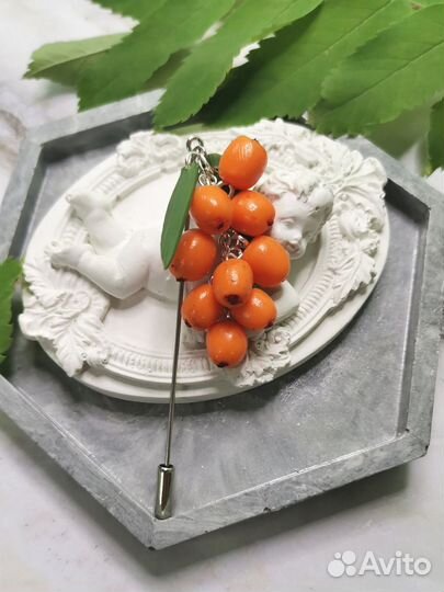 Брошь-игла с облепихой, ручной 6