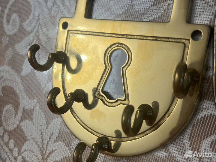 Латунная ключница замок