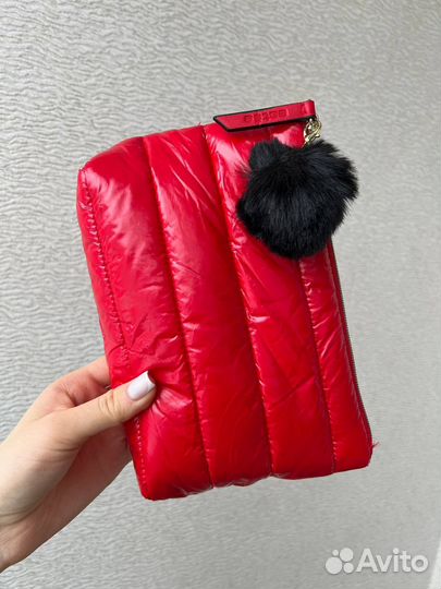 Яркая красная косметичка Estee Lauder