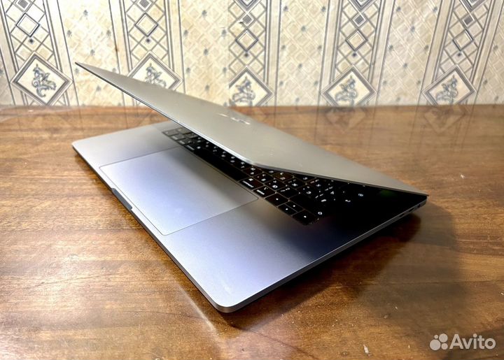 Macbook Pro 15 2018 16/256G Рст акб 90 как новый