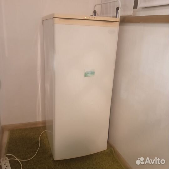 Морозилка вертикальная
