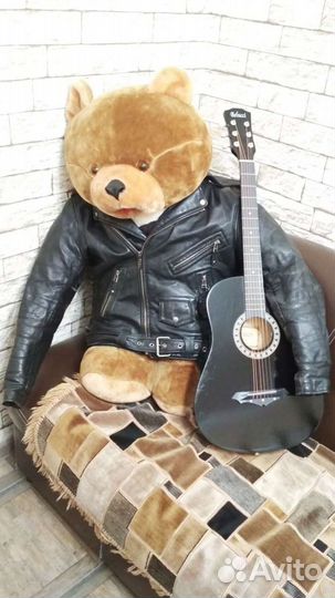 Чёрная акустическая гитара