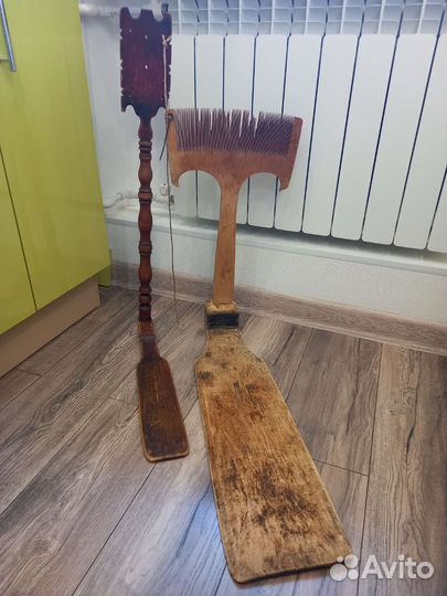 Старинная чесалка и прялка