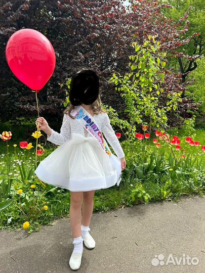 Красивое белоснежное платье на выпускной