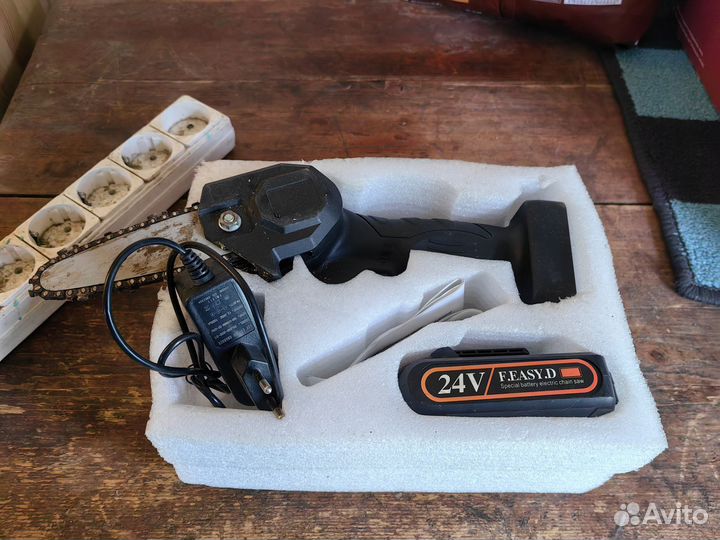 Перфоратор, болгарку, уровень, мини пилу