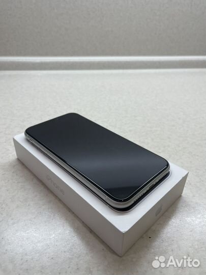 Телефон iPhone XR