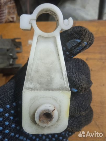 Крепление стеклоочистителя Мерседес E класс