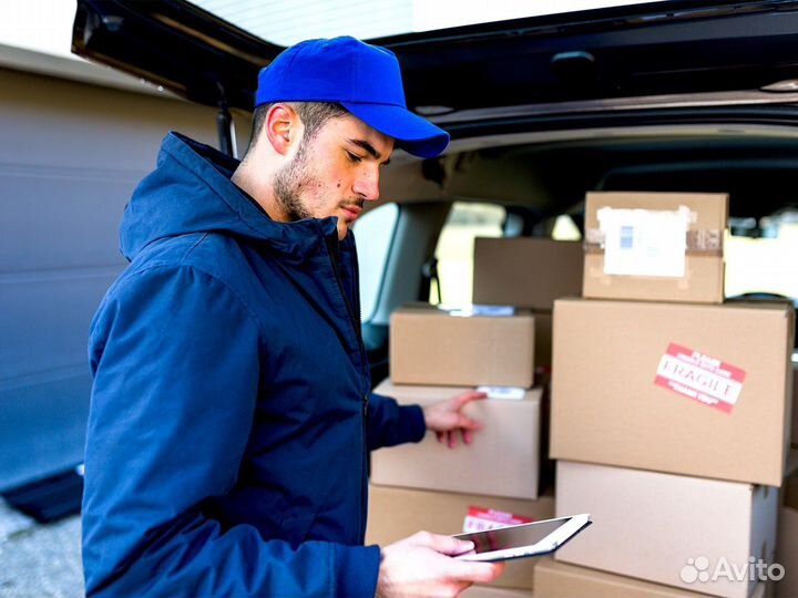 Водитель на своей грузовой машине