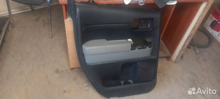 Обшивка задней левой двери Toyota Tundra