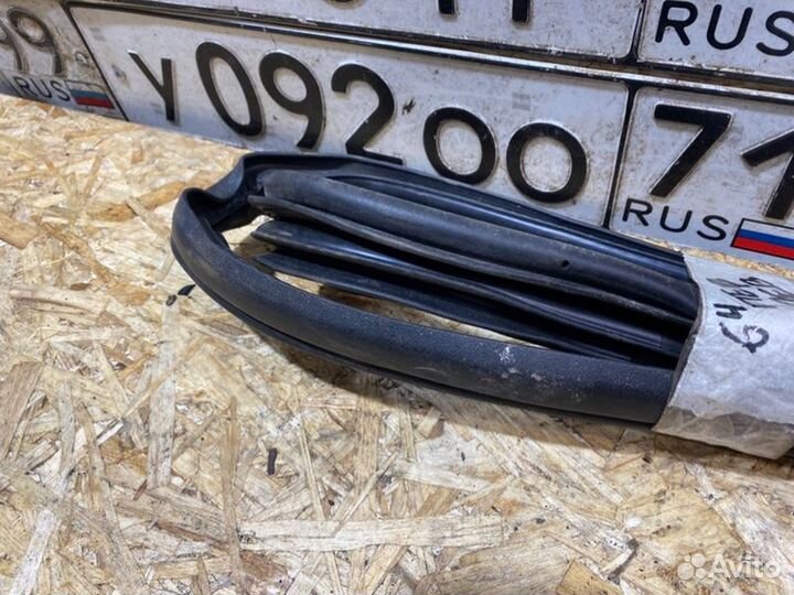 Уплотнитель двери передний левый Ford Focus 2
