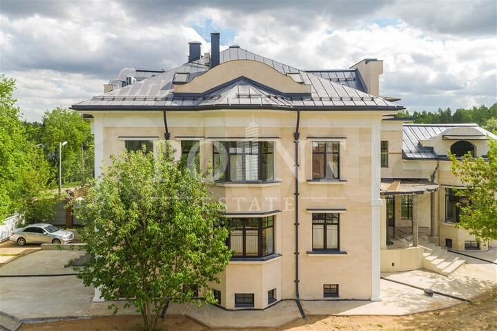 Дом 931 м² на участке 16 сот.