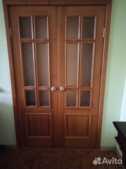 Дверь двойная из дерева, б/у, требует реставрвции