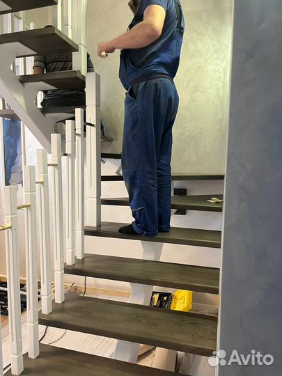 Деревянная лестница в дом