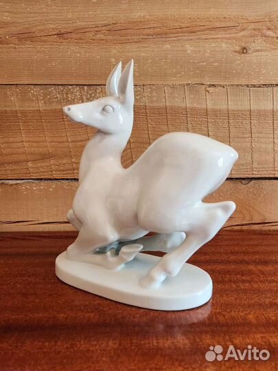 Фарфоровая статуэтка 