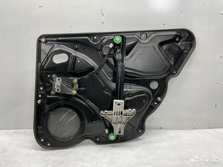 Стеклоподъемник механ. задний /левый VW Passat B6