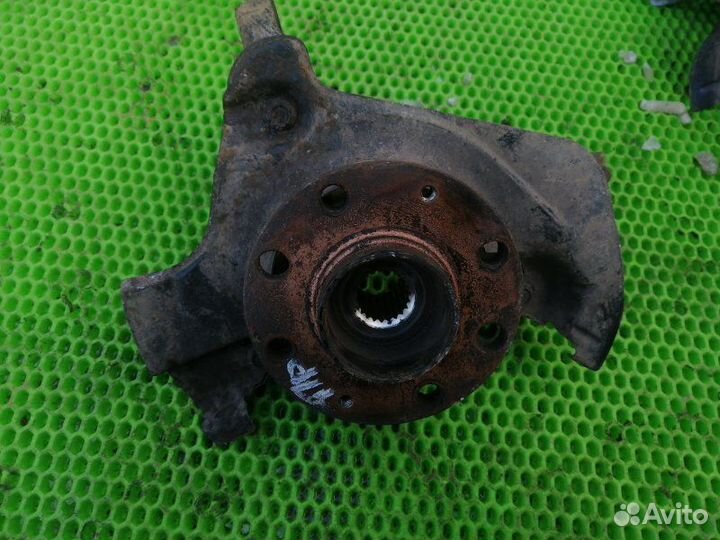 Кулак поворотный передний правый Opel Corsa D