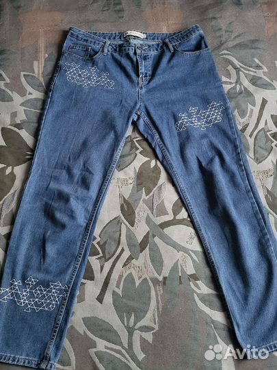 Джинсы с вышивкой