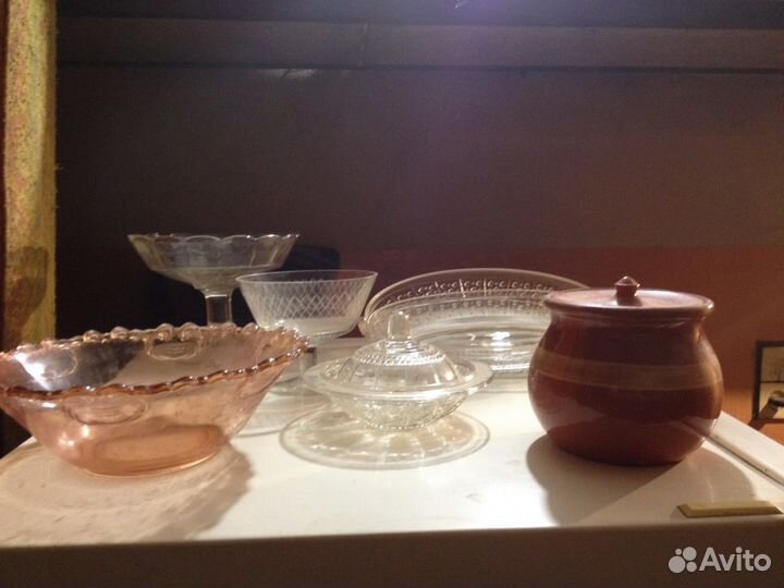 Посуда и тарелки и контейнер для яиц