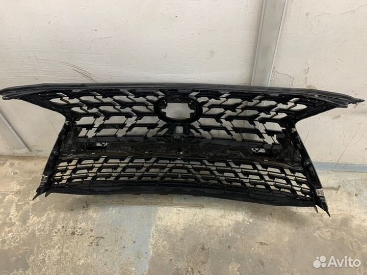 Решетка радиатора Lexus Lx570