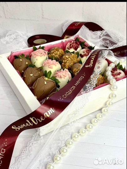 Подарок из клубники в шоколаде