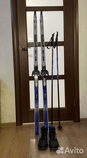 Лыжи с палками и ботинками