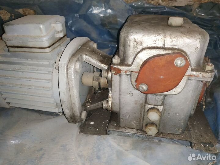 Продам редуктор асинхронный двигатель
