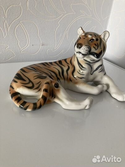 Фарфоровая Статуэтка Тигр лежачий лфз