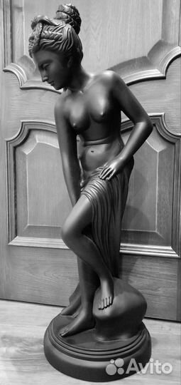 Черная матовая скульптура из гипса 