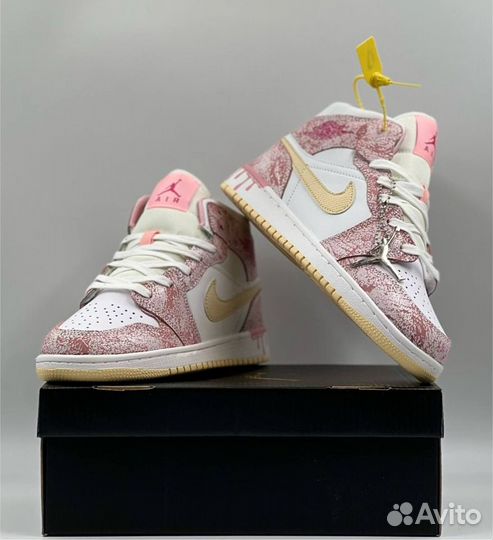 Кроссовки женские Nike Air Jordan 1