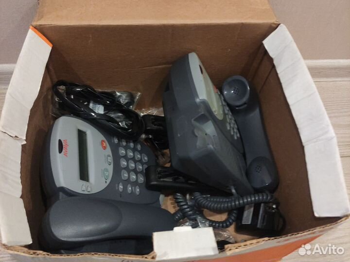 2 ip телефона и кучка проводов