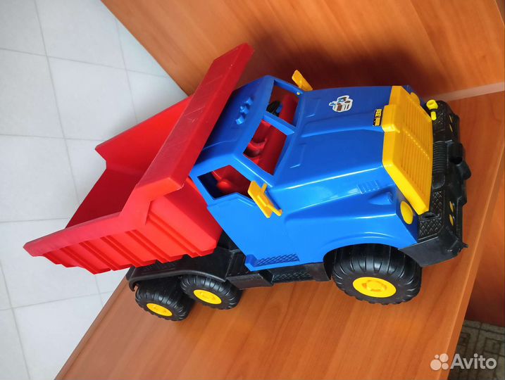 Игрушка самосвал