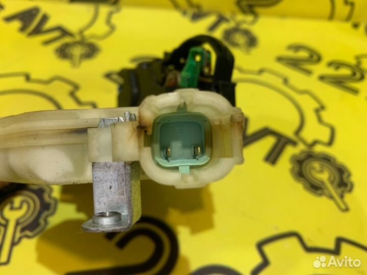 Замок двери передний левый Nissan Primera TP12