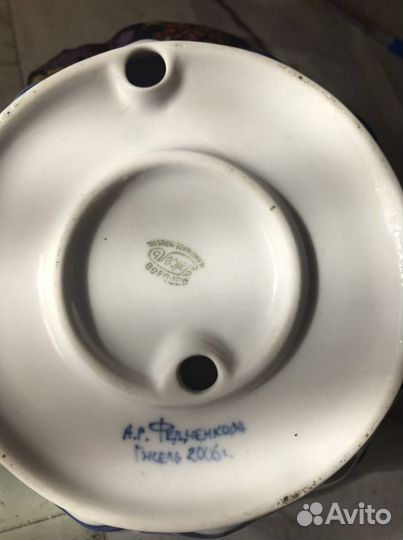 Гжель. Фигурка рыбы с маленькими рыбками