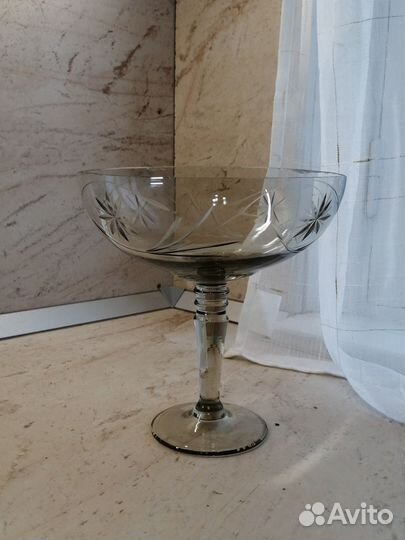 Ваза для фруктов на ножке