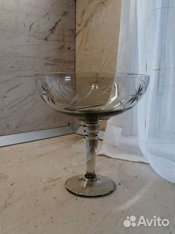 Ваза для фруктов на ножке