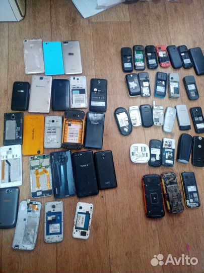 Телефоны много