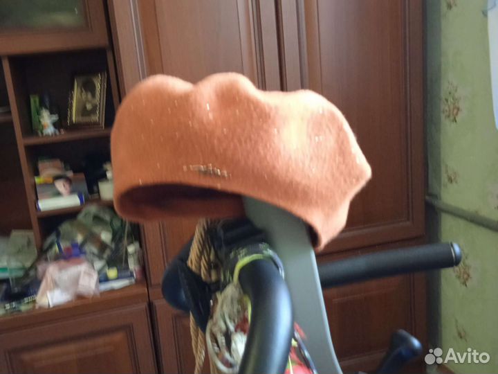 Берёт 57 размер, к нему шарфики 180 /90