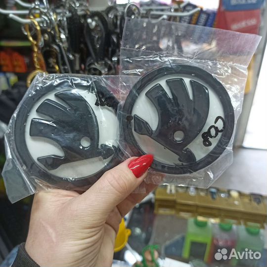 Эмблема Шкода чёрно-белая 80мм 90мм