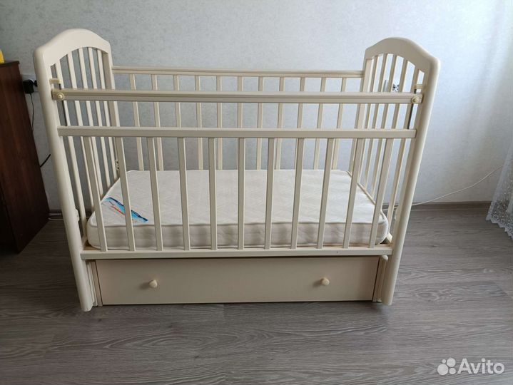 Детская кроватка с продольным маятником
