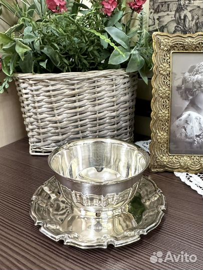 Соусник серебрение на подставке.Англия