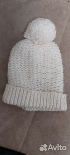 Шапка белая вязаная на девочку