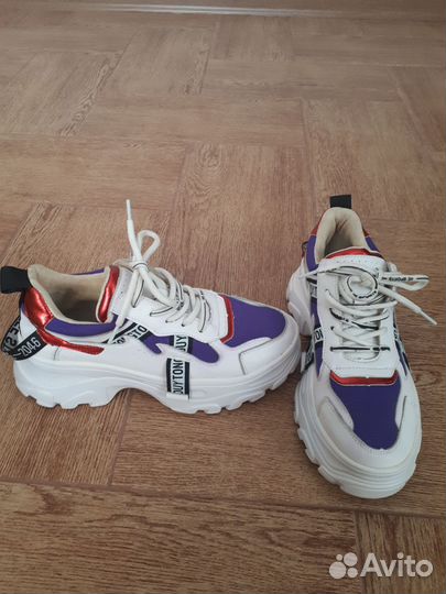 Кроссовки женские