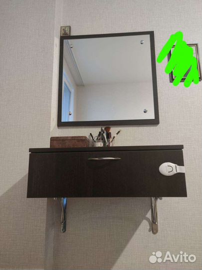 Туалетный столик с зеркалом навесной