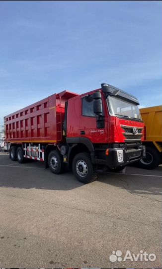 Водитель самосвала