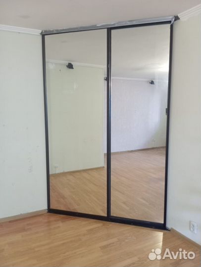 Угловой зеркальный шкаф с полками