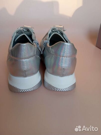 Кроссовкидля девочки 28 размер. новые