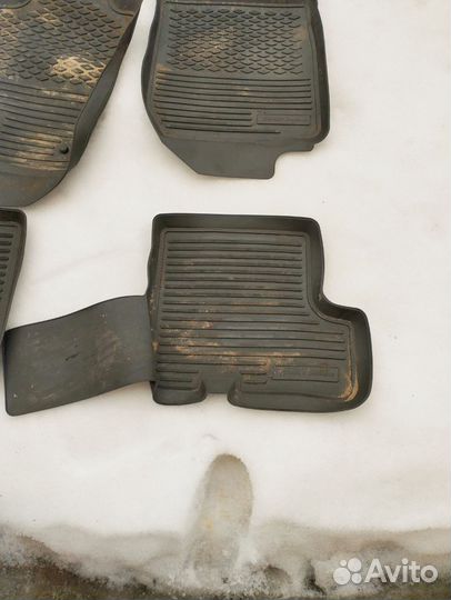Продам резиновые коврики для Рено Сандеро б/у