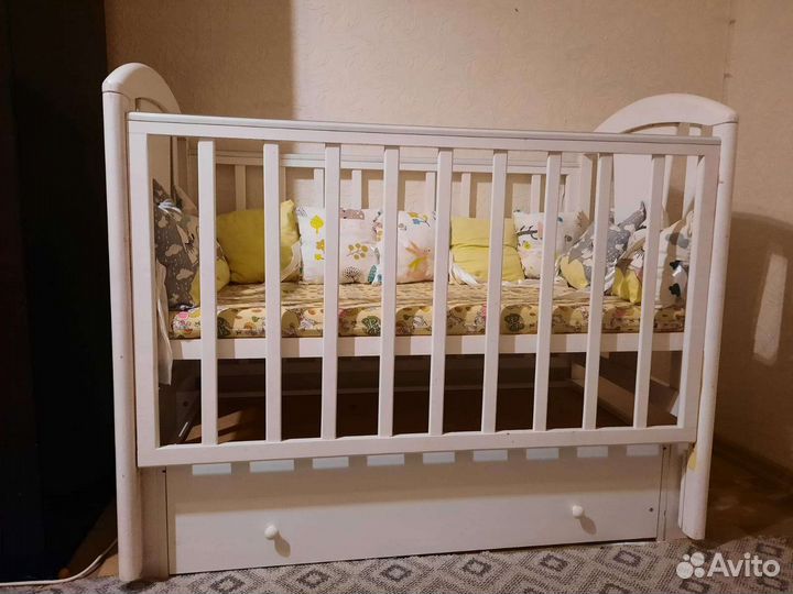 Детская кроватка с маятником и ящиком