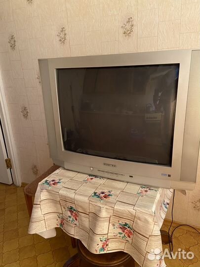 Телевизор с кранштейном Elenberg
