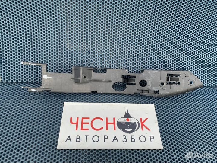 Кронштейн переднего бампера левый VW Touareg GP